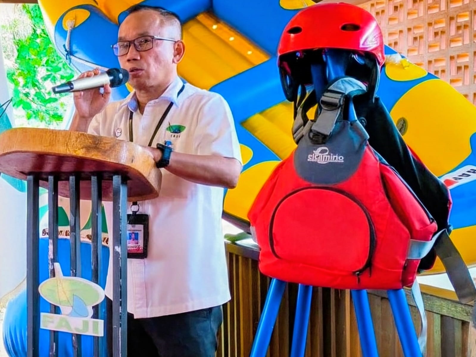 KEMBALI TERPILIH: Bandi Chairullah menyampaikan sambutannya usai terpilih secara aklamasi dalam Musyawarah Provinsi (Musprov) III FAJI Kalimantan Selatan di Kampung Nusantara Resort, Martapura,