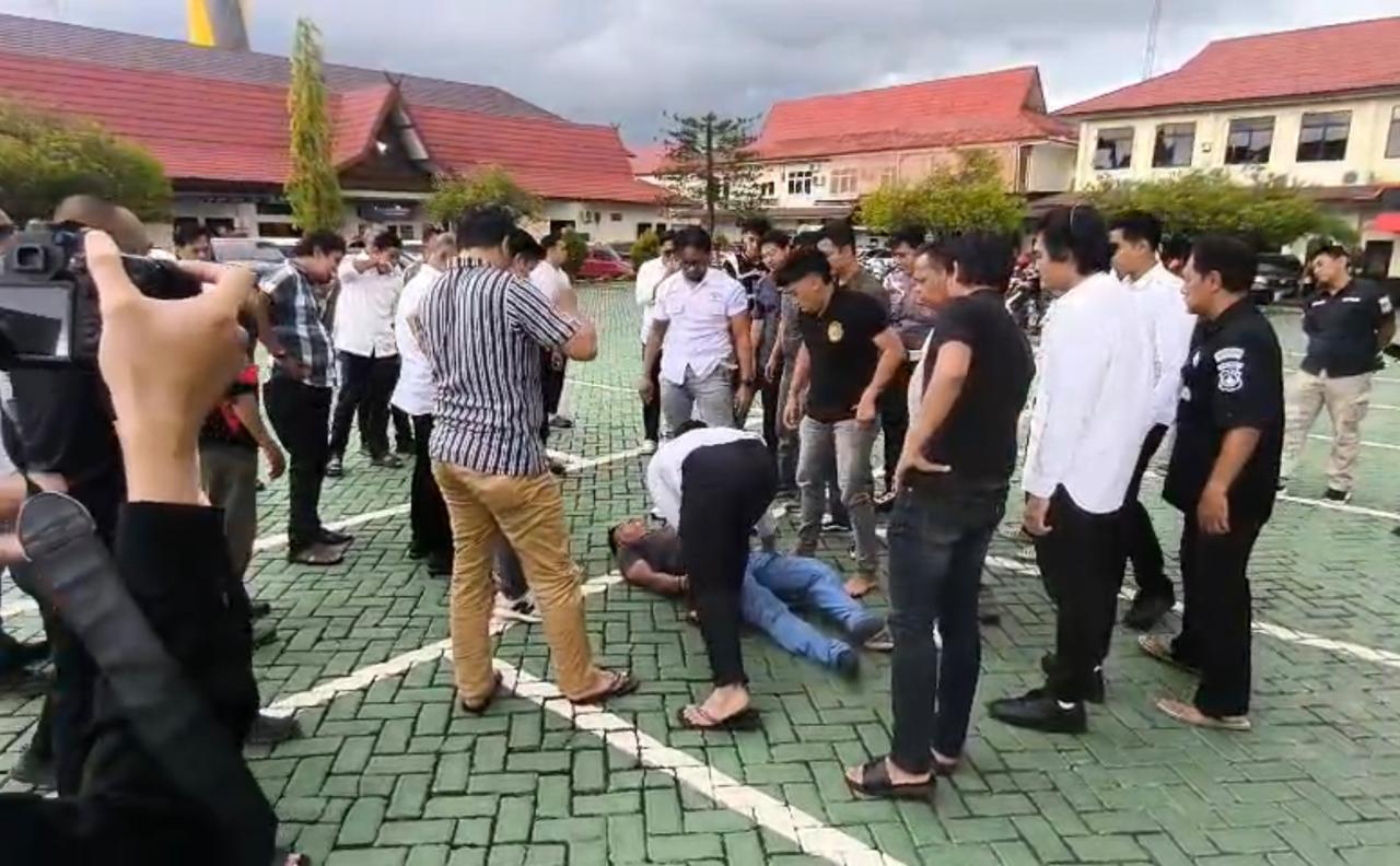 DIAMANKAN:Mengantisipasi hal tak diinginkan personel Polresta mengamankan pria berinisial HA itu.//