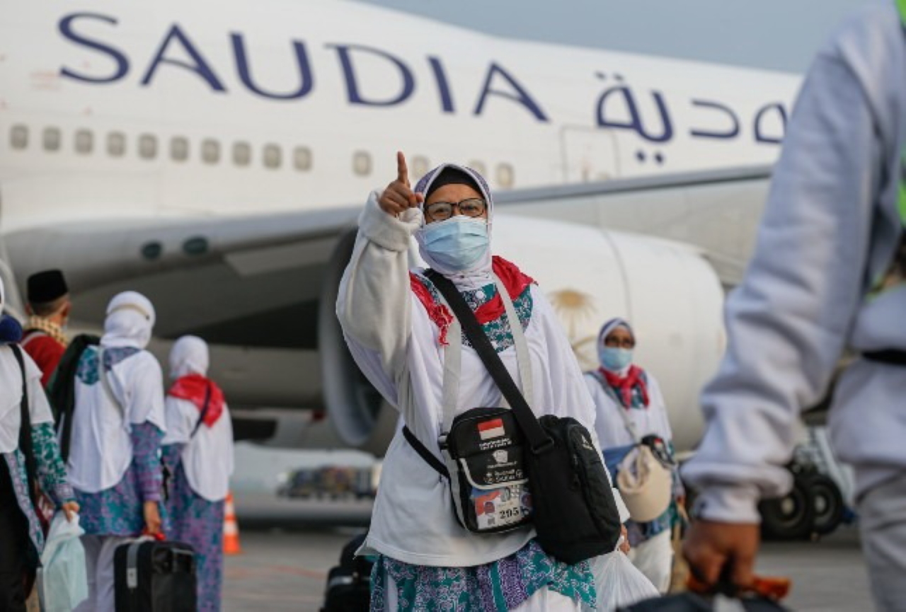 TIBA: Jemaah haji saat mendarat di Tanah Air. Kemenhaj memastikan keberangkatan jemaah haji tahun ini masih sesuai jadwal. (Dipta Wahyu/Jawa Pos)