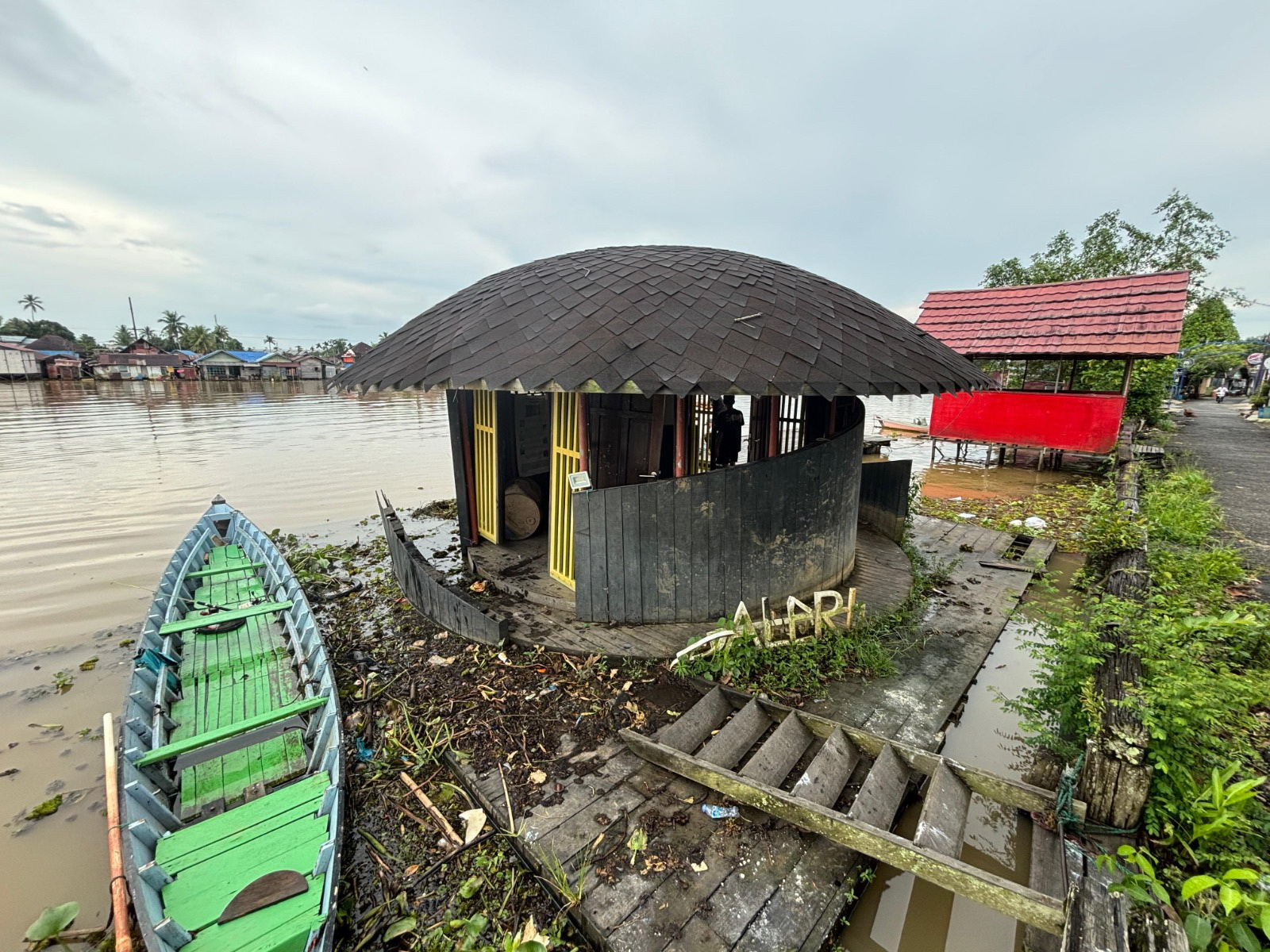 TERBENGKALAI: Kondisi Galeri Terapung Sasirangan di Sungai Jingah tampak memprihatinkan. Padahal lokasi ini berada di jalur wisata susur sungai dan kawasan Kampung Sasirangan.