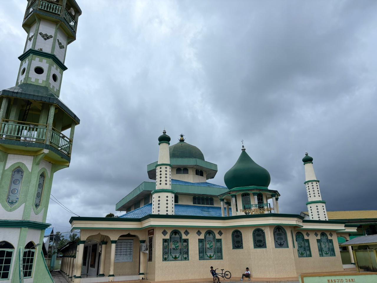 WARISAN BUDAYA: Masjid Jami Tuhfaturroghibin atau yang dikenal dengan sebutan Masjid Kanas di Kelurahan Alalak Tengah, Banjarmasin. (Zulvan Rahmatan/Radar Banjarmasin)