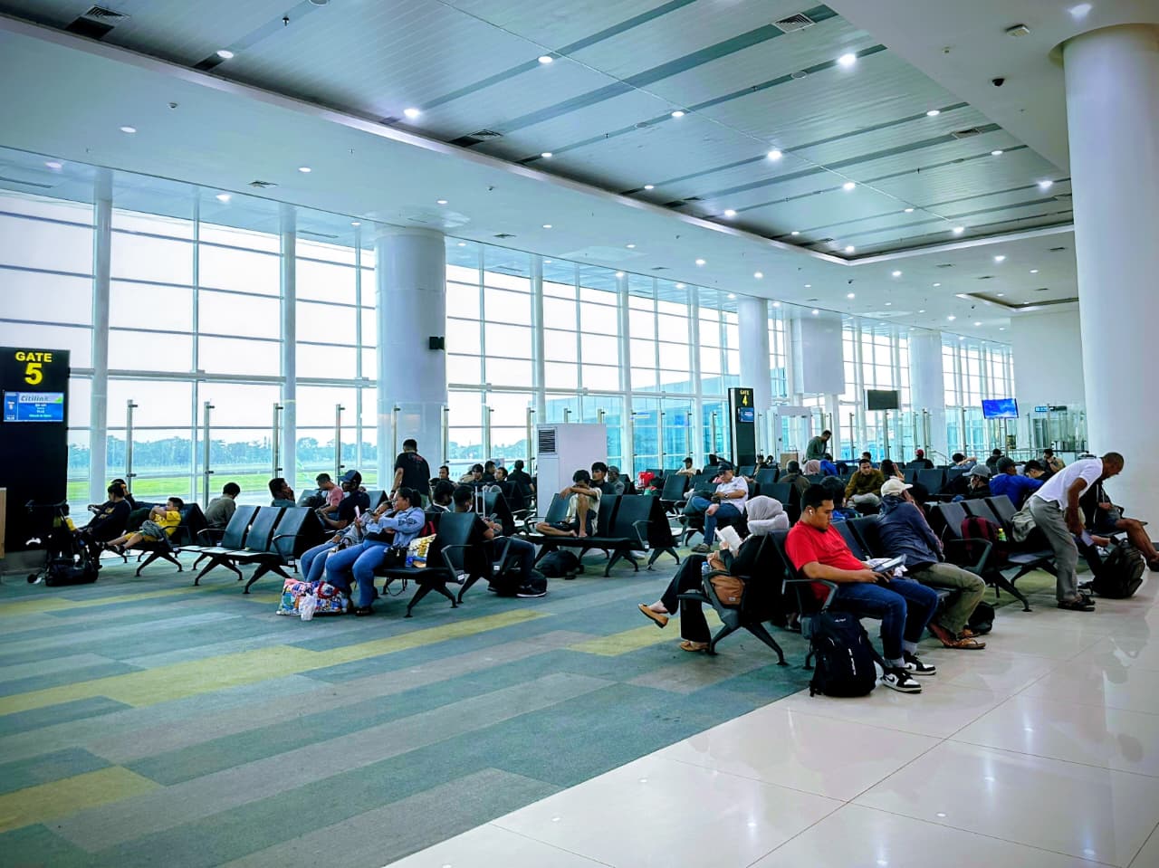 Aktivitas penumpang di Bandara Internasional Syamsudin Noor saat periode Lebaran 2026. 