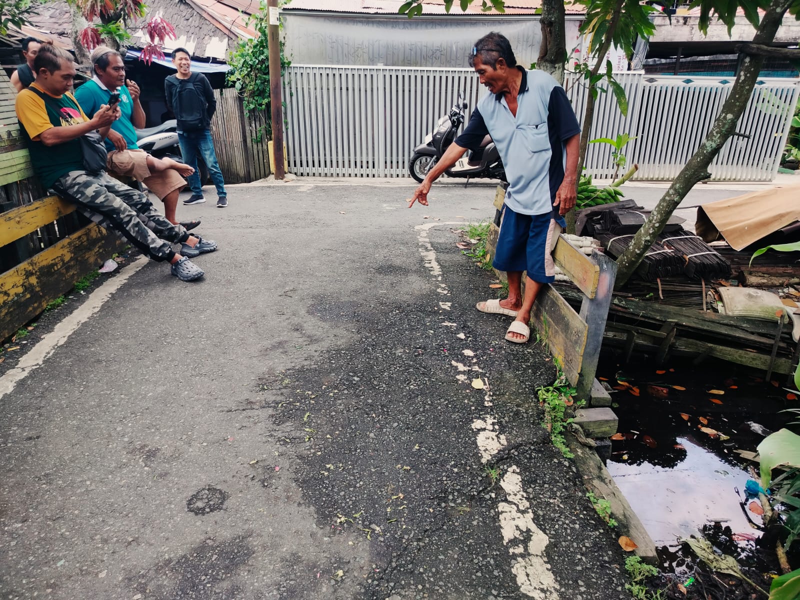LOKASI KEJADIAN: Saksi mata, Kai Yusuf menunjukan letak korban tergeletak dan bekas darah. 