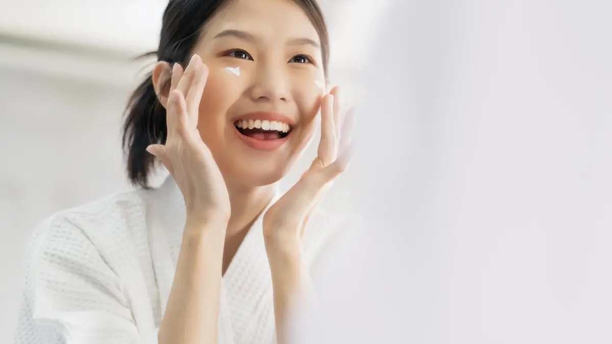 CERAH: Kulit cerah butuh perawatan yang optimal, salah satunya konsisten memakai sunscreen. (Foto: Freepik)