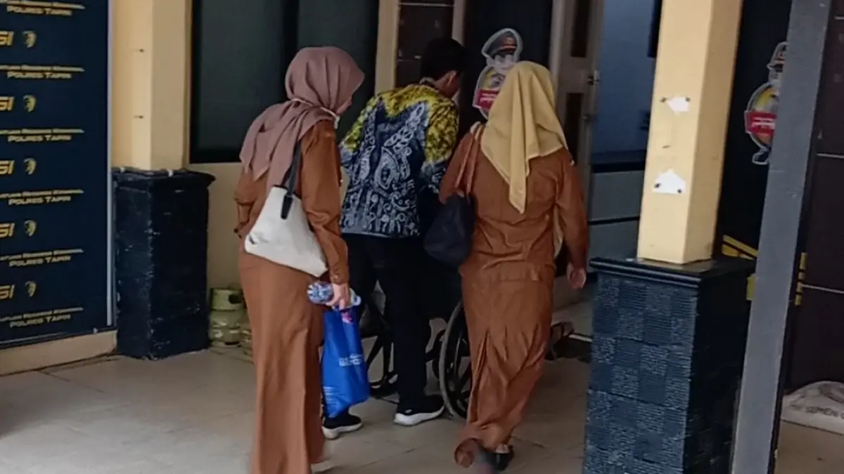 DIPINDAHKAN: Keluarga memindahkan korban dari ruang unit PPA ke ruang lain yang berada di Sat Reskrim Polres Tapin.
Foto Rasidi Fadli&nbsp;