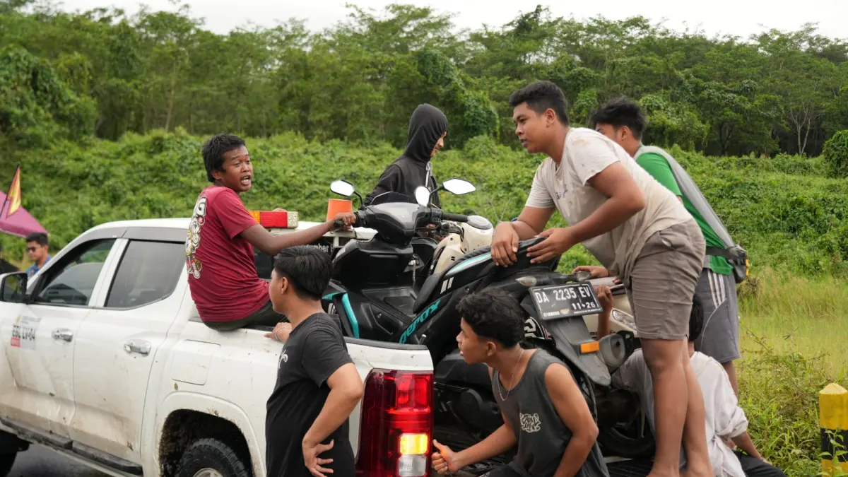 EVAKUASI: Para relawan mengangkat kendaraan menggunakan mobil dobel Kabil. Sebelumnya mereka bersama-sama mengangkat secara manual.
Foto Rasidi Fadli&nbsp;