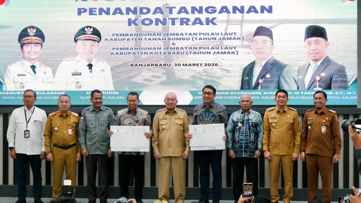 HADIR: Bupati Kotabaru H Rusli (Sasirangan Biru) hadir langsung di penandatangan kontrak pembangunan jembatan Pulau Laut di Aula Dinas PUPR Kalsel di Banjarbaru, Senin (30/3/2026).(Foto:Diskominfo Kotabaru)