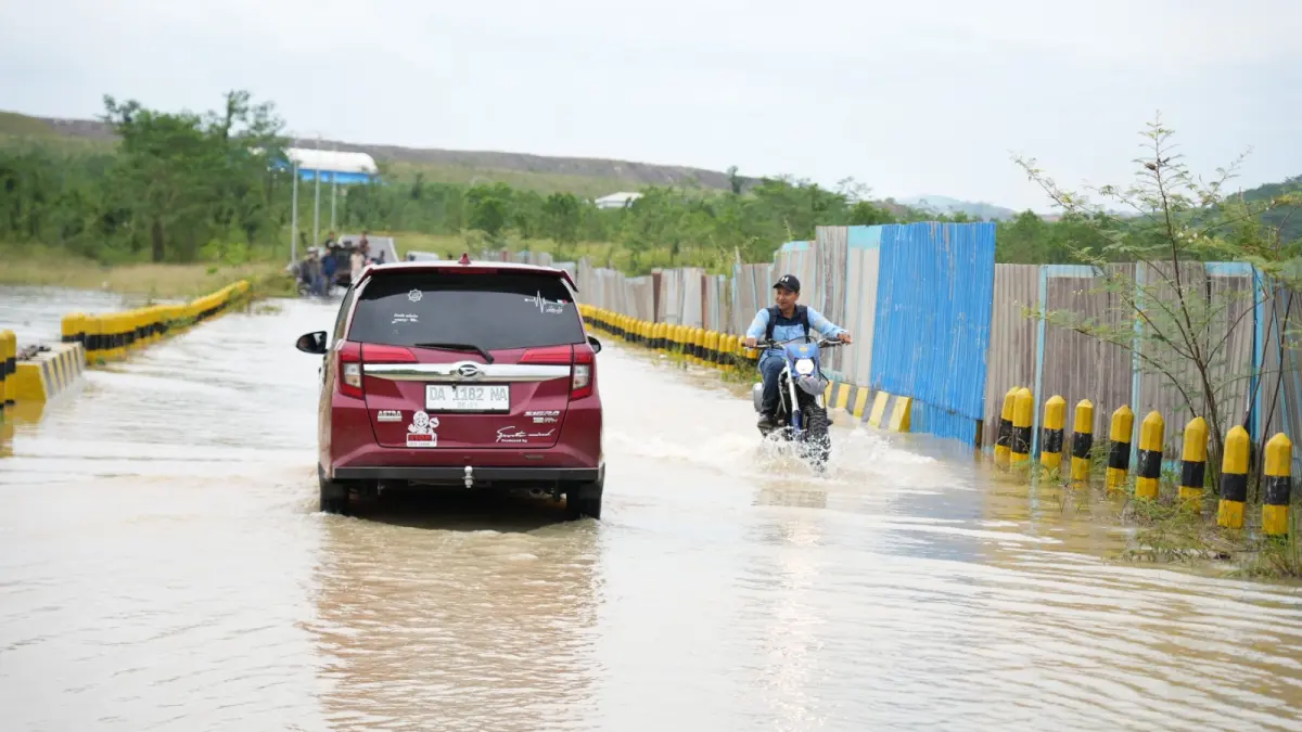 MASIH TERGENANG: Air masih menggenangi jalan yang masuk Desa Bitahan Baru Kecamatan Lokpaikat, akibatnya masyarakat kesulitan mengakses.
Foto Rasidi Fadli&nbsp;