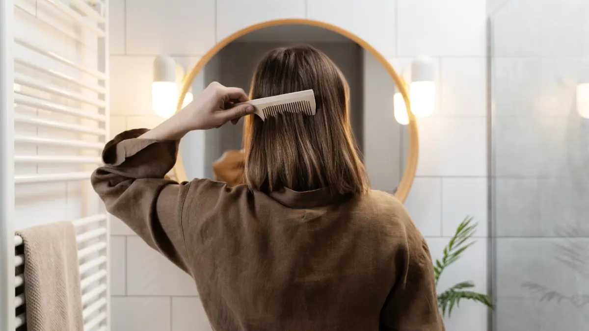 MUDAH: Menyisir rambut lebih mudah dengan perawatan rutin secara berkala. (Foto: Freepik)