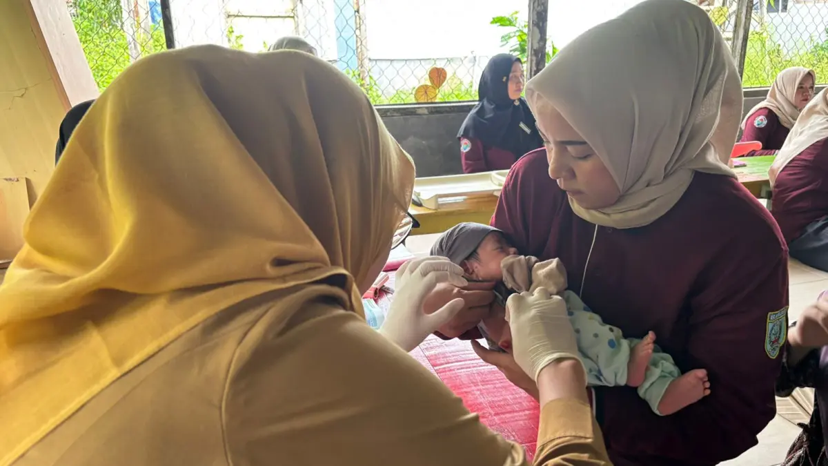 Petugas kesehatan melakukan imunisasi kepada anak di posyandu Kasus campak di Kalsel meningkat dan mayoritas terjadi pada anak yang belum imunisasi.(DINKES BANJAR)