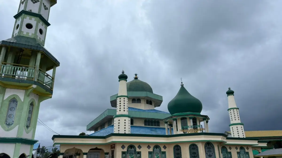 WARISAN BUDAYA: Masjid Jami Tuhfaturroghibin atau yang dikenal dengan sebutan Masjid Kanas di Kelurahan Alalak Tengah, Banjarmasin. (Zulvan Rahmatan/Radar Banjarmasin)
