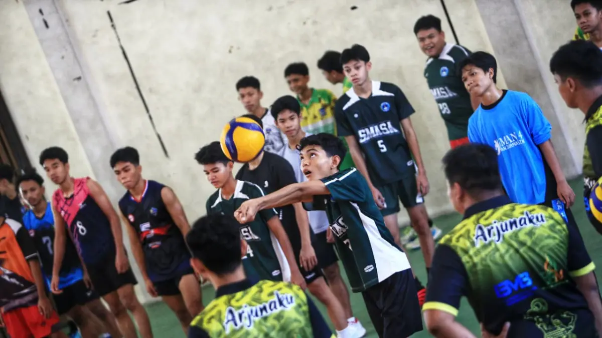 Puluhan pelajar mengikuti seleksi atlet bola voli Kota Banjarmasin untuk POPDA Kalsel 2026 di GOR SKB Mulawarman, Rabu (1/4/2026), bersaing ketat memperebutkan 12 tempat di tim putra dan 12 tempat di tim putri kontingen Kota Banjarmasin. (M Idris Jian Sidik)