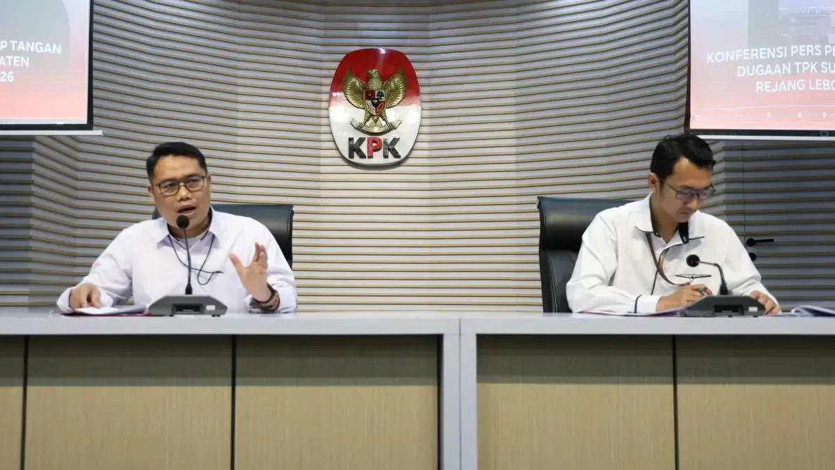 BERI KETERANGAN: Deputi Penindakan dan Eksekusi KPK Asep Guntur Rahayu (kiri) menyampaikan perkembangan kasus dugaan korupsi haji, dengan menetapkan dua tersangka baru. (Dery Ridwansah/Jawa Pos)