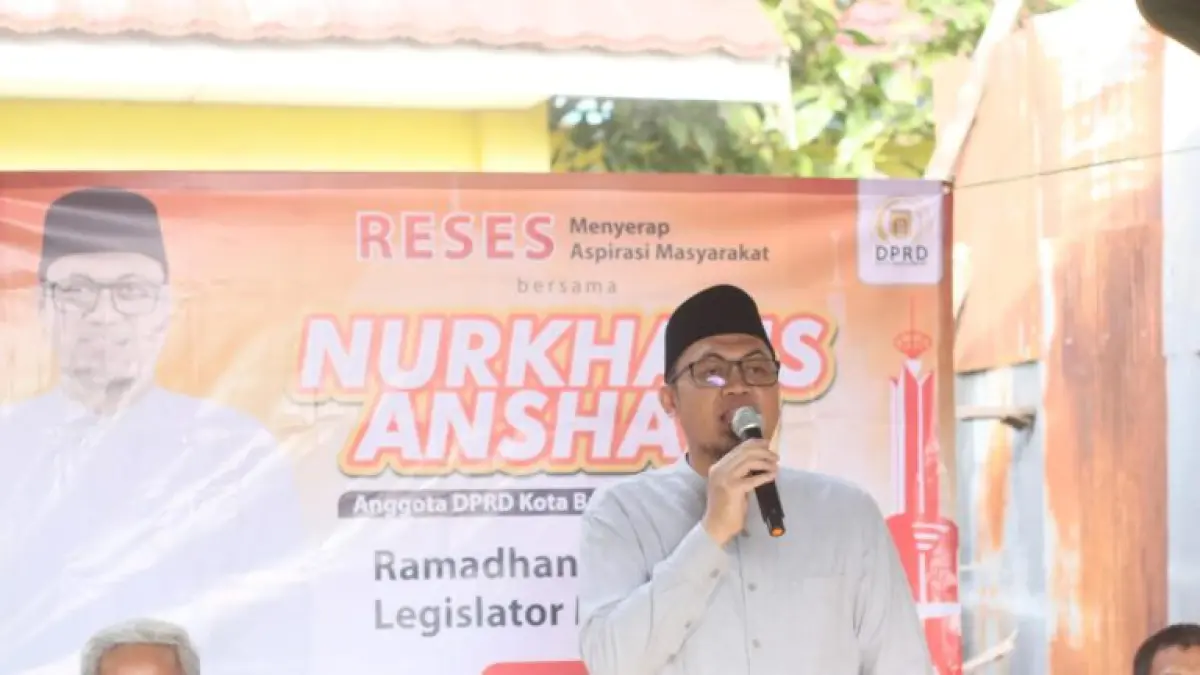  BICARA – Anggota Komisi II DPRD Banjarbaru, Nurkhalis Anshari, menyampaikan sambutan saat kegiatan reses untuk menyerap aspirasi masyarakat di Jalan Sidodadi II, Kelurahan Loktabat Selatan, Sabtu (7/3/2026). 