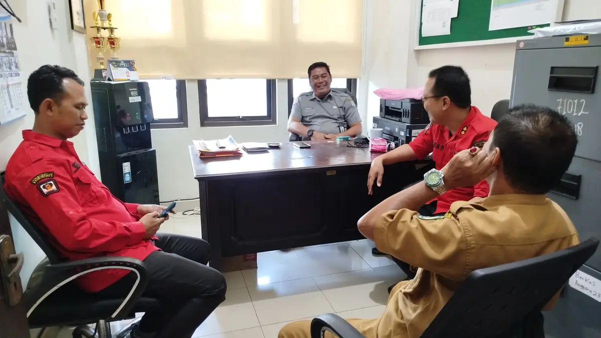 CEGAH KARHUTLA: Personel Manggala Agni Daops VI Kalimantan saat berkoordinasi dengan Bidang Pencegahan dan Kesiapsiagaan BPBD Balangan di Paringin. (El untuk Radar Banjarmasin)