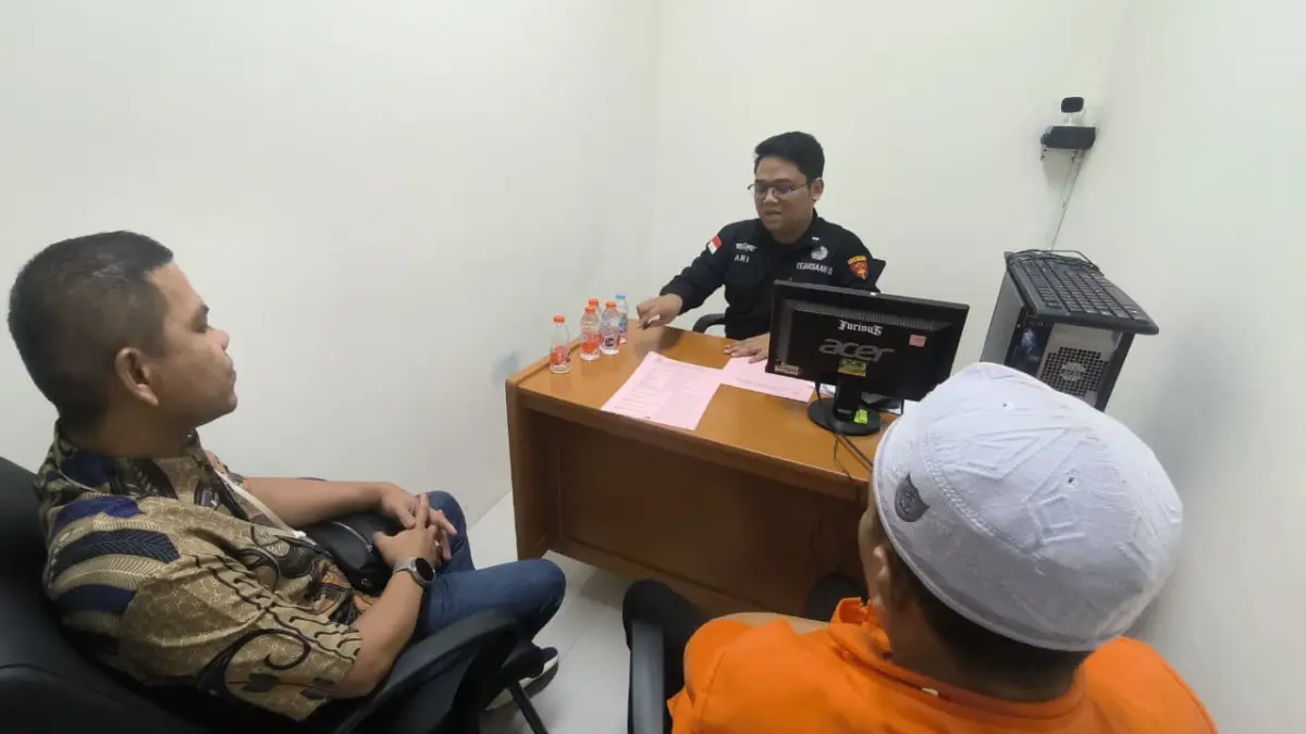 CERMATI BERKAS : Petugas saat memproses pelimpahan tahap II tersangka Yusri dan Moeslim Baedawi di Kejari Balangan. (Rachmansyah untuk Radar Banjarmasin)
