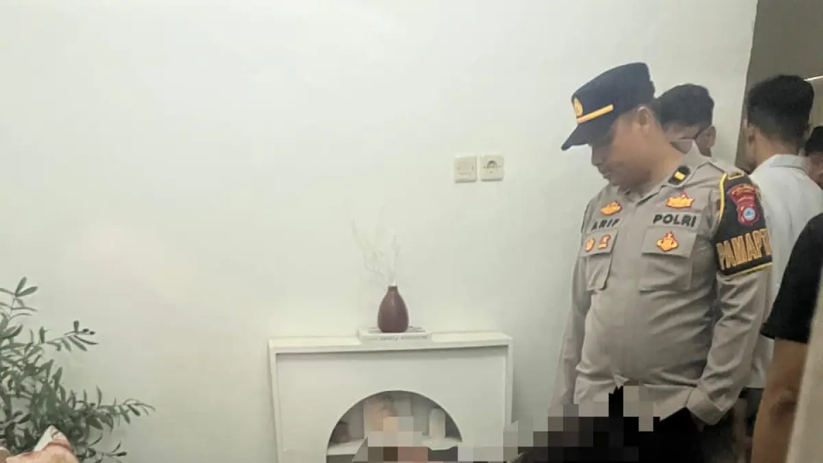 DIGREBEK: Saat berlangsungnya penggerebekan tiga pria oleh Polisi.&nbsp;
Foto: foto yang tersebar di Facebook.&nbsp;