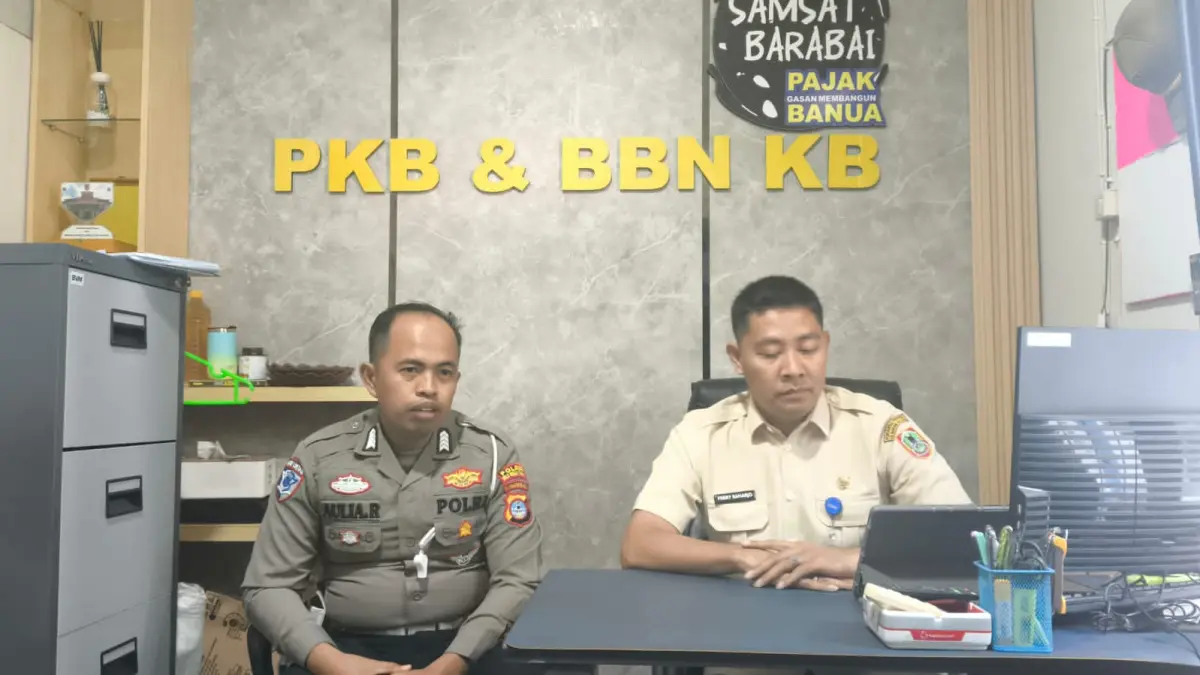 DIKELUHKAN:Kepala UPPD Samsat Barabai (kanan), Febry Raharjo merespons pelayanan pembayaran PKB Tahunan yang dikeluhkan warga hingga viral di media sosial.(Foto:Istimewa)