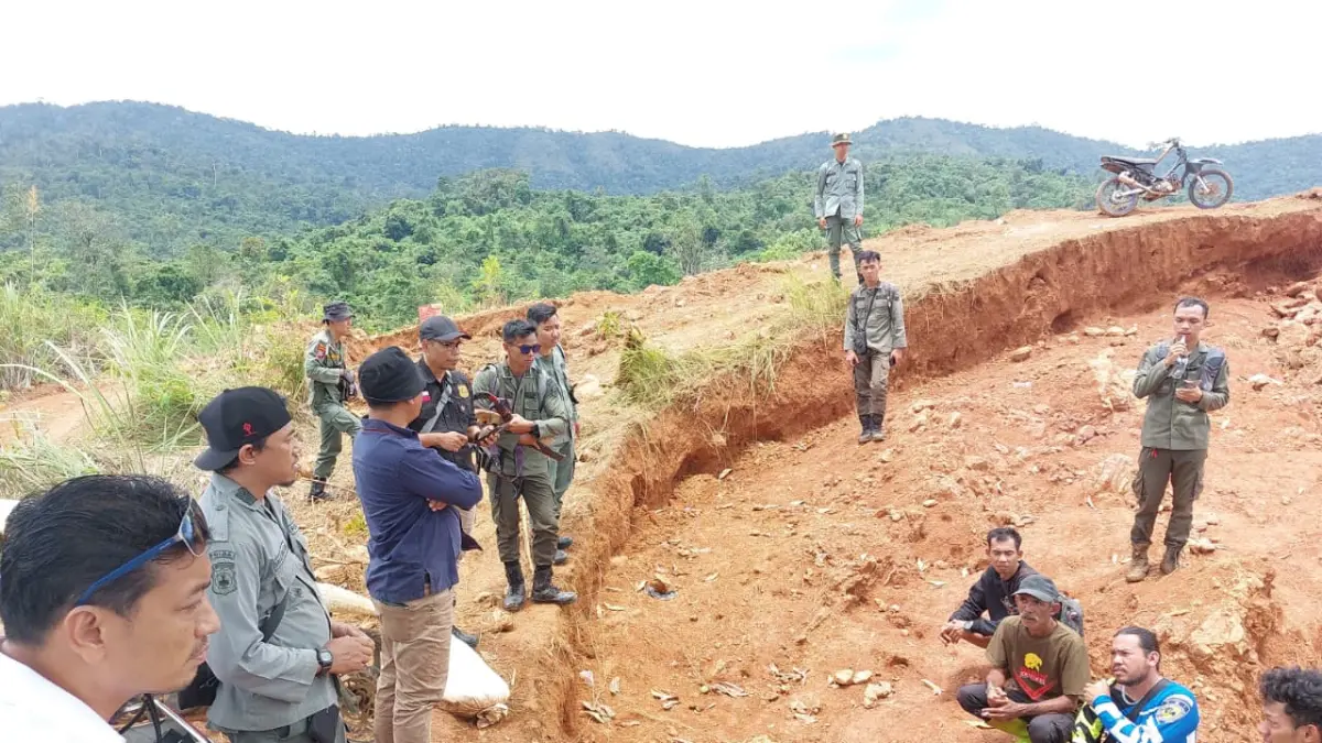 DITERTIBKAN:Polisi Kehutanan memberikan arahan kepada pekerja tambang emas ilegal di kawasan Tahura Sultan Adam, Kabupaten Banjar. (Foto:Dishut Kalsel)