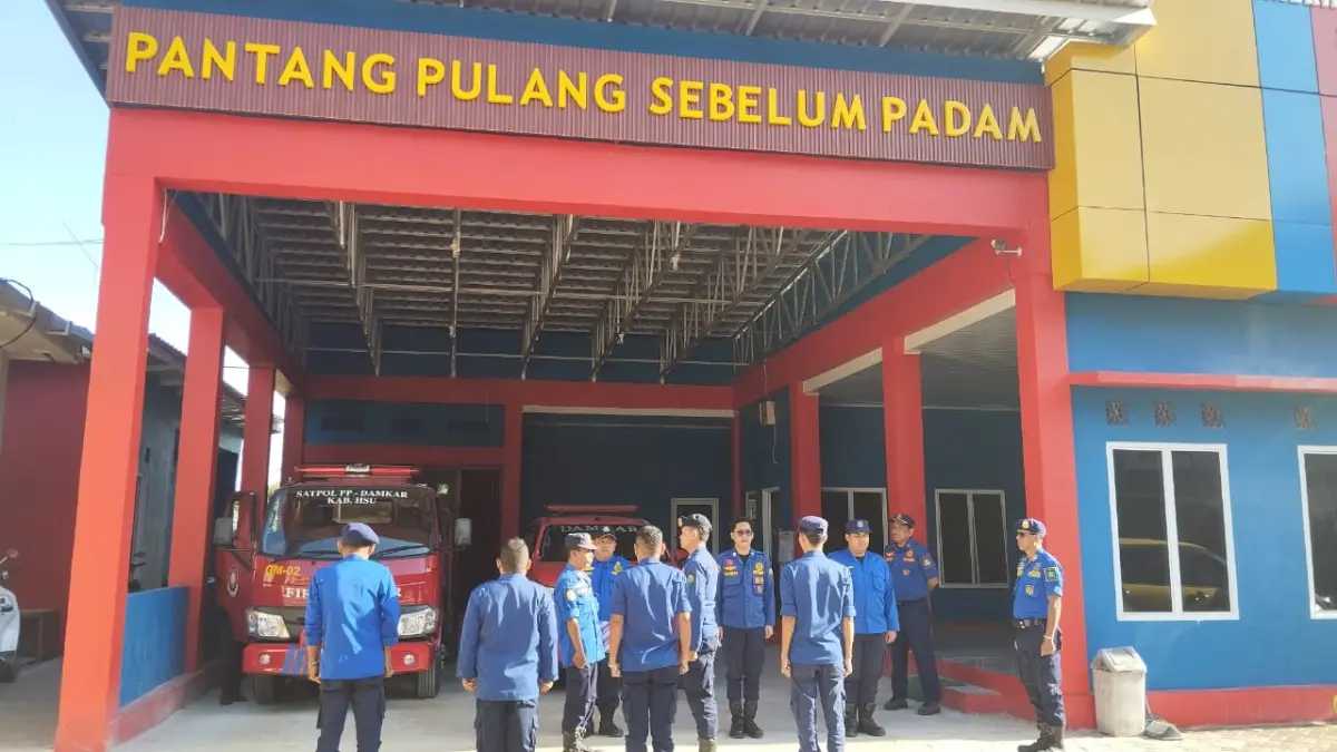 DUKUNGAN: Petugas Damkar HSU melakukan pengecekan armada dan peralatan guna memastikan kesiapan menghadapi potensi kebakaran hutan dan lahan di wilayah Kabupaten HSU.