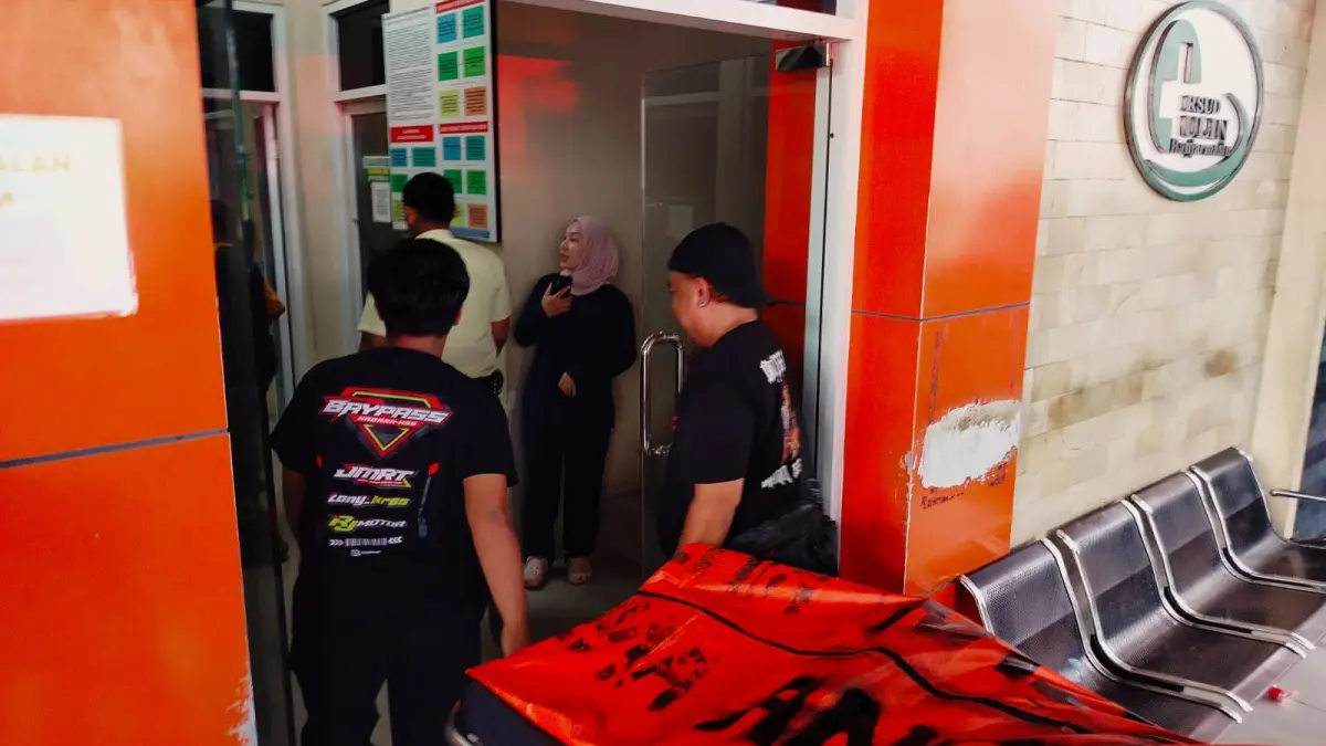 EVAKUASI: Jasad korban gantung diri dibawa relawan emergency ke kamar pemulasaraan jenazah RSUD Ulin Banjarmasin.&nbsp; (Foto: Maulana)