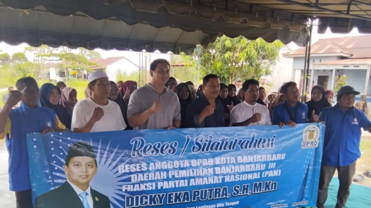  FOTO BERSAMA - Anggota DPRD Banjarbaru, Dicky Eka Putra bersama konstituen di Landasan Ulin Tengah. 