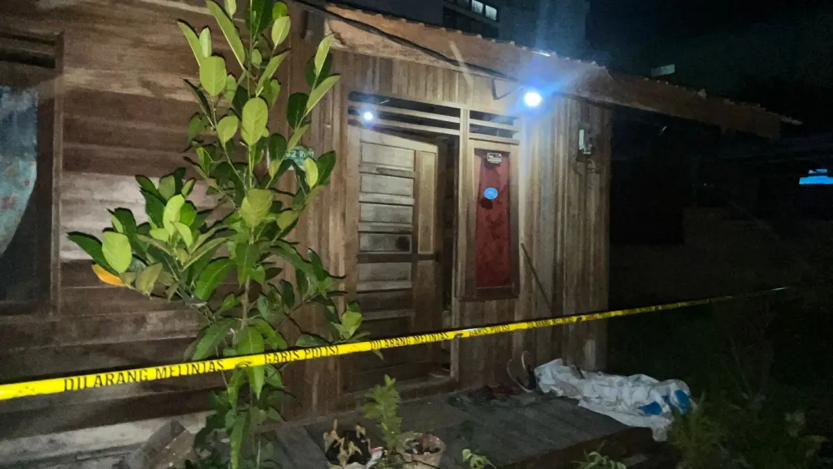 GARIS POLISI : Rumah korban digaris polisi setelah dilakukan olah TKP oleh jajaran Satreskrim Polres Tabalong.


(Foto : Polres Tabalong untuk Radar Banjarmasin)