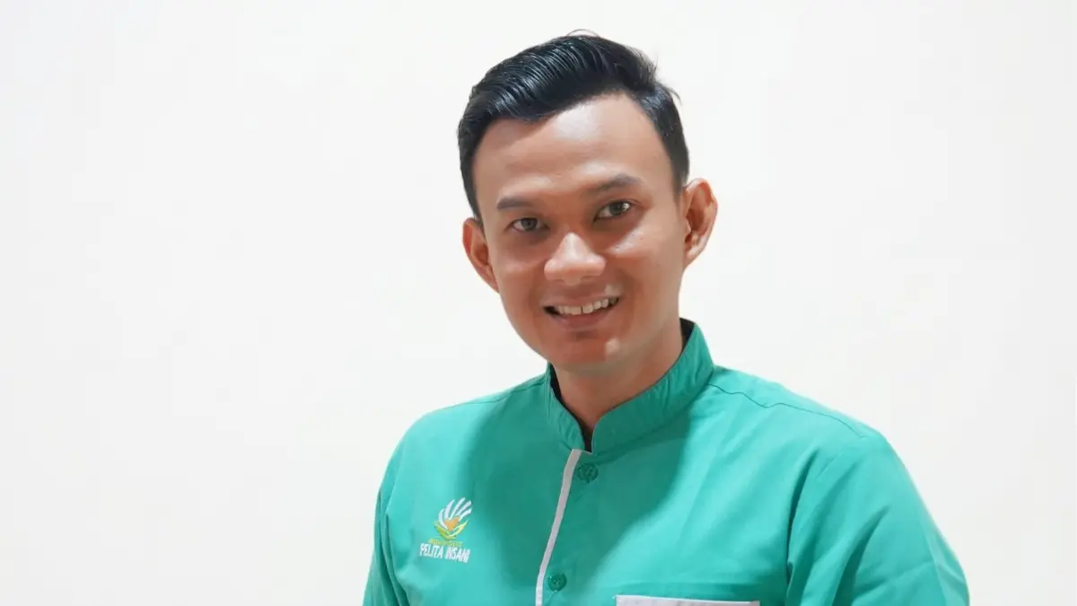 KARYA: Sam Renaldy memperlihatkan buku-buku yang ditulisnya.