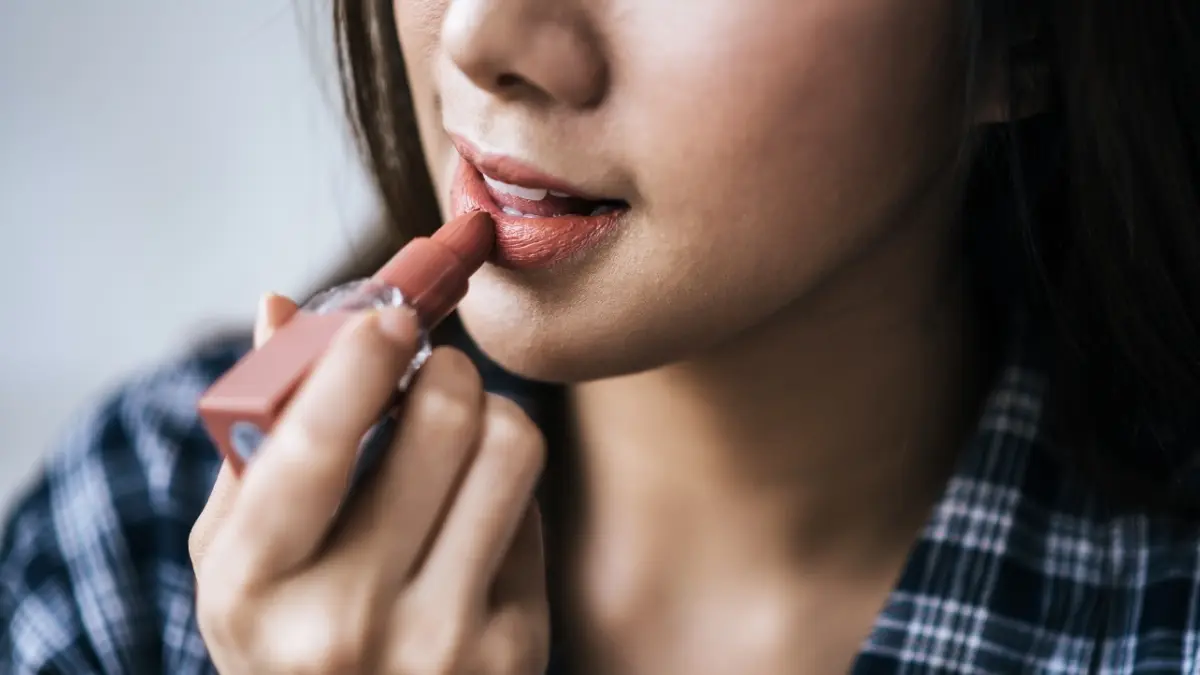 KETARIK: Bibir ketarik bisa jadi salah satu tanda bahwa lipstik terlalu berat (Foto: Freepik)