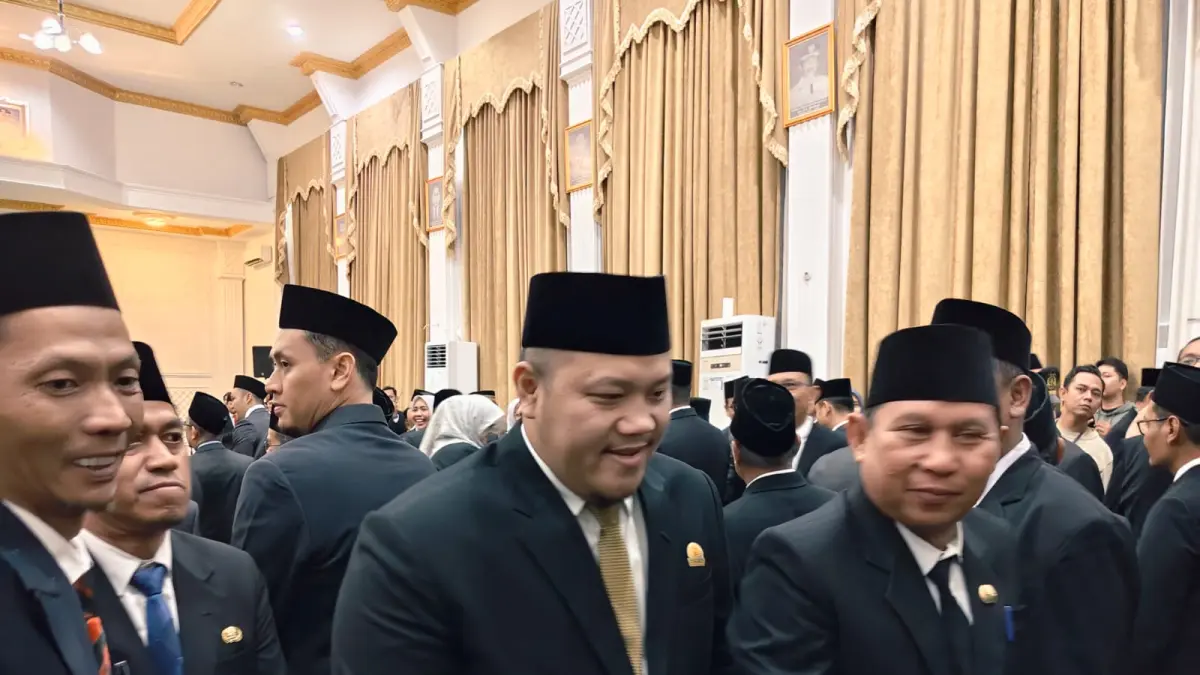  Ketua DPRD Kota Banjarbaru Gusti Rizky Sukma Iskandar Putera memberi ucapan selamat kepada pejabat yang baru dilantik wali kota di Aula Gawi Sabarataan Banjarbaru 