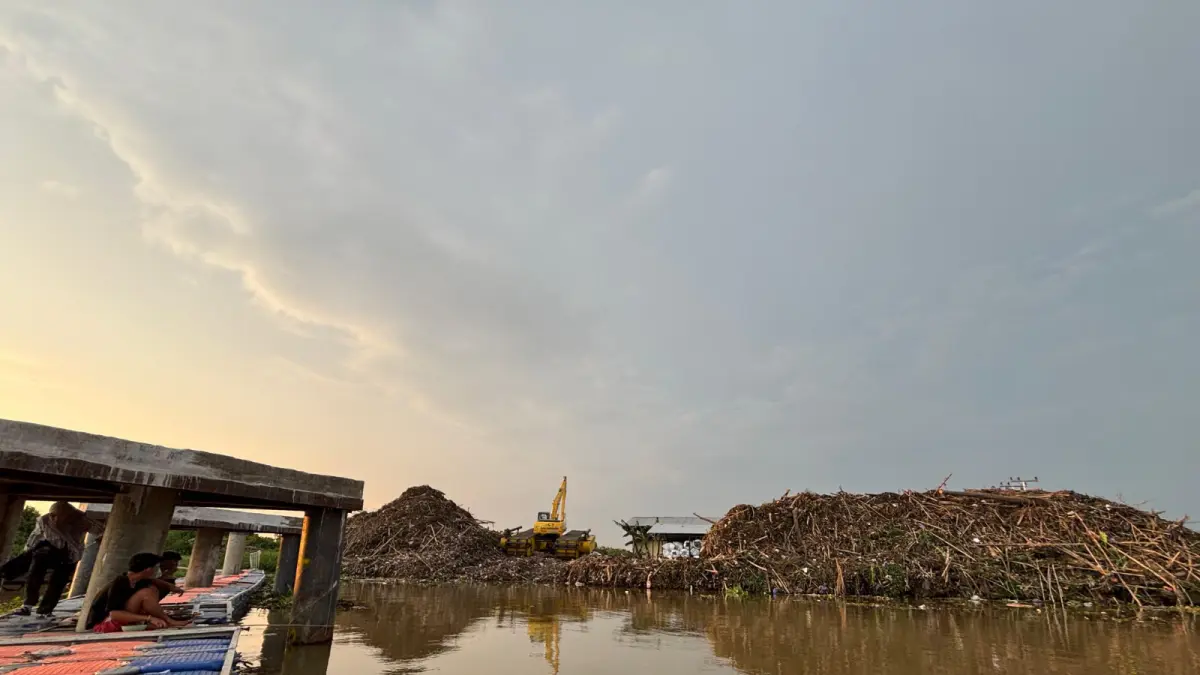 KIRIMAN: Sampah gulma memenuhi PDU Benua Anyar di Sungai Gampa Muara, Banjarmasin Timur, dan kerap menghambat akses warga yang beraktivitas di sungai. (Foto: Zulvan Rahmatan/Radar Banjarmasin)