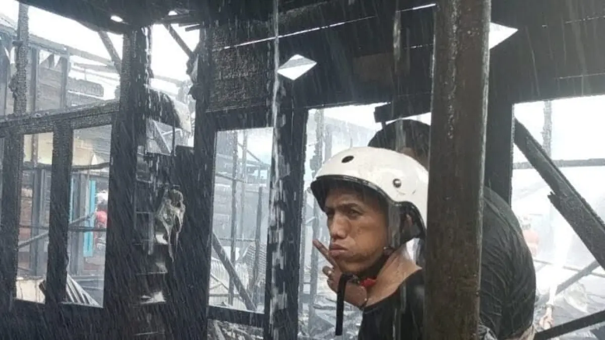 MACET TOTAL : Jalan Mistar Cokro Kusumo, Banjarbaru, dipenuhi unit mobil pemadam kebakaran saat proses pemadaman kebakaran permukiman di Cempaka, Rabu (1/4/2026). (UPTD Damkar untuk Radar Banjarmasin)