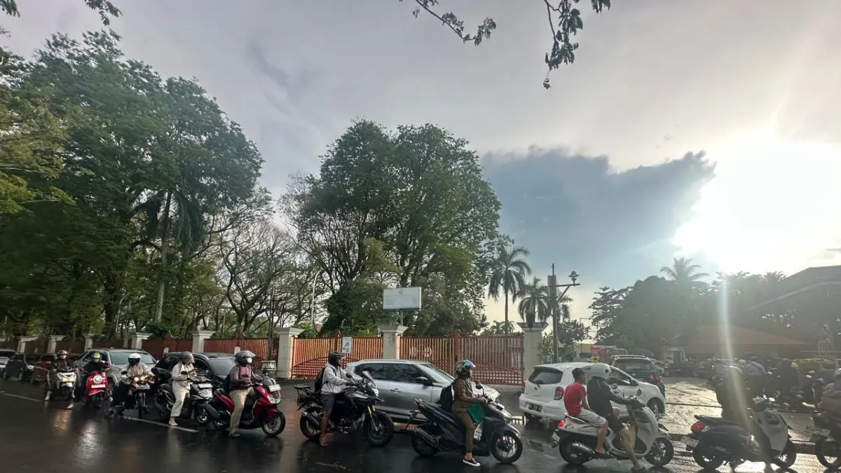 MENGULAR: Antrean memanjang terjadi di SPBU Masjid Raya Sabilal Muhtadin Banjarmasin, Selasa (31/3) sore. | Foto: M OSCAR FRABY/RADAR BANJARMASIN