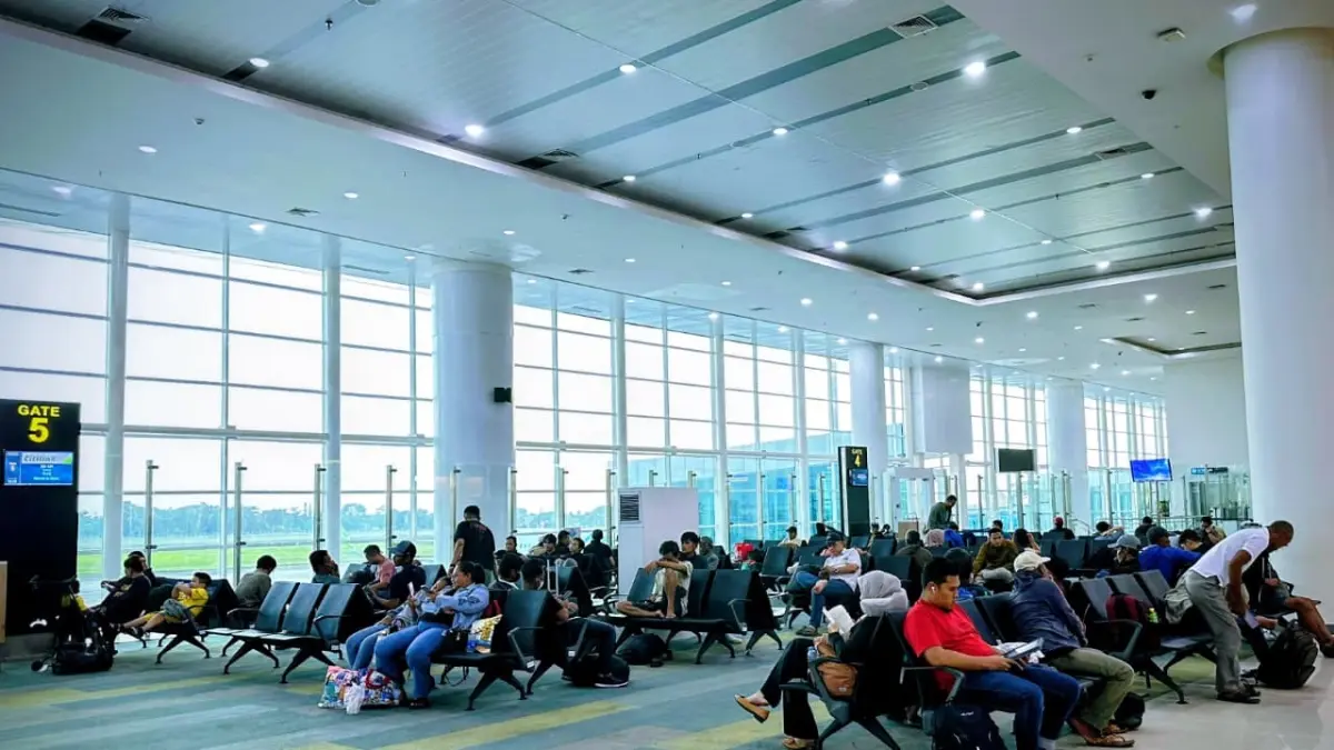 PADAT: Aktivitas penumpang di Bandara Internasional Syamsudin Noor saat Lebaran 2026 kemarin. (Foto: FADLAN ZAKIRI/RADAR BANJARMASIN)