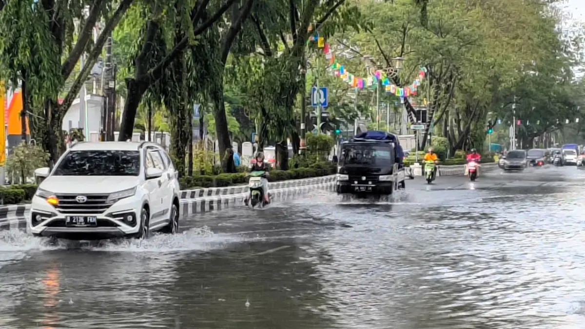 PROYEK BARU: Hujan yang mengguyur Kota Banjarmasin pada Selasa (31/3/2026), kembali memunculkan genangan air di Depan KPP Pratama, Jalan Lambung Mangkurat.