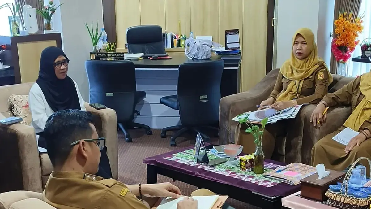  Rapat dipimpin Sekretaris DPRD Banjarbaru, Hj. Arnawaty Sufiatin 