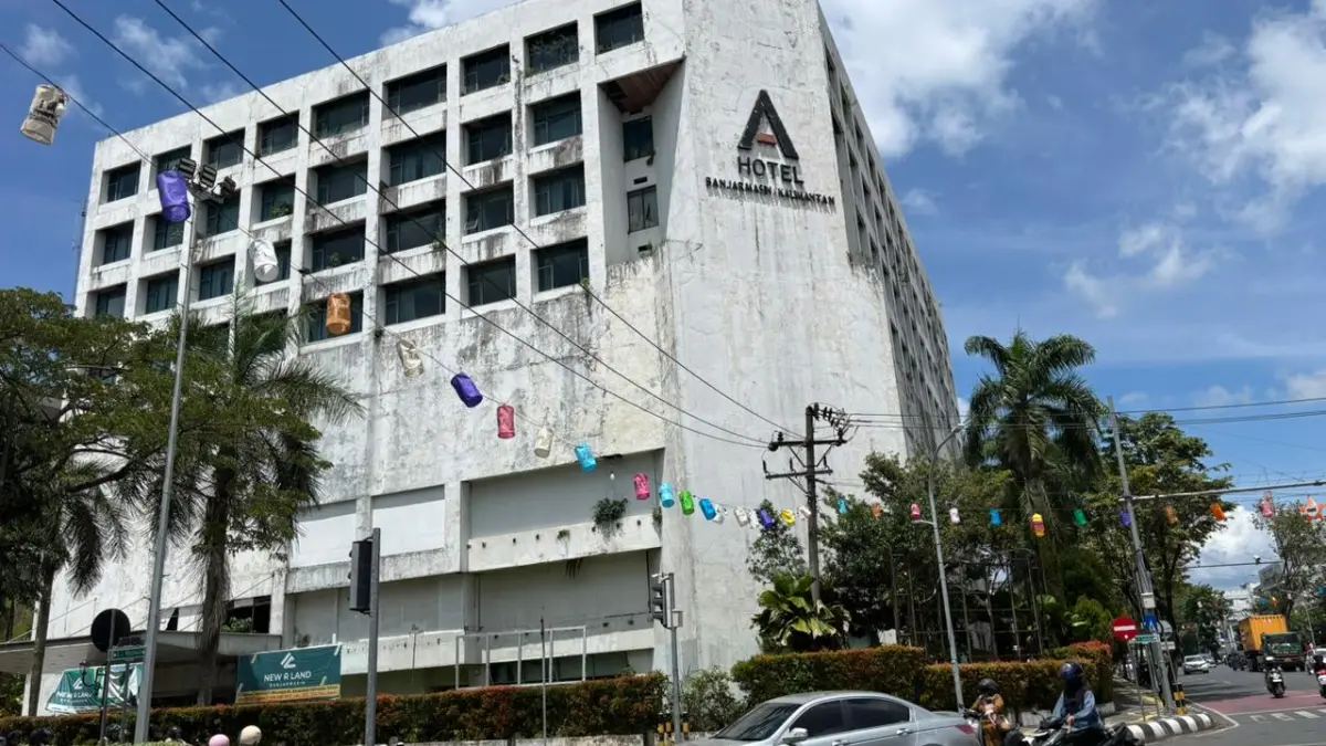 SAKSI SEJARAH: Pasca Kerusuhan Mei 1997 di Banjarmasin lalu, Hotel Arum atau Hotel A tak lagi beroperasi. Di sini menjadi saksi peristiwa bersejarah dalam kebangkitan Kesultanan Banjar. | Foto: Zulvan Rahmatan