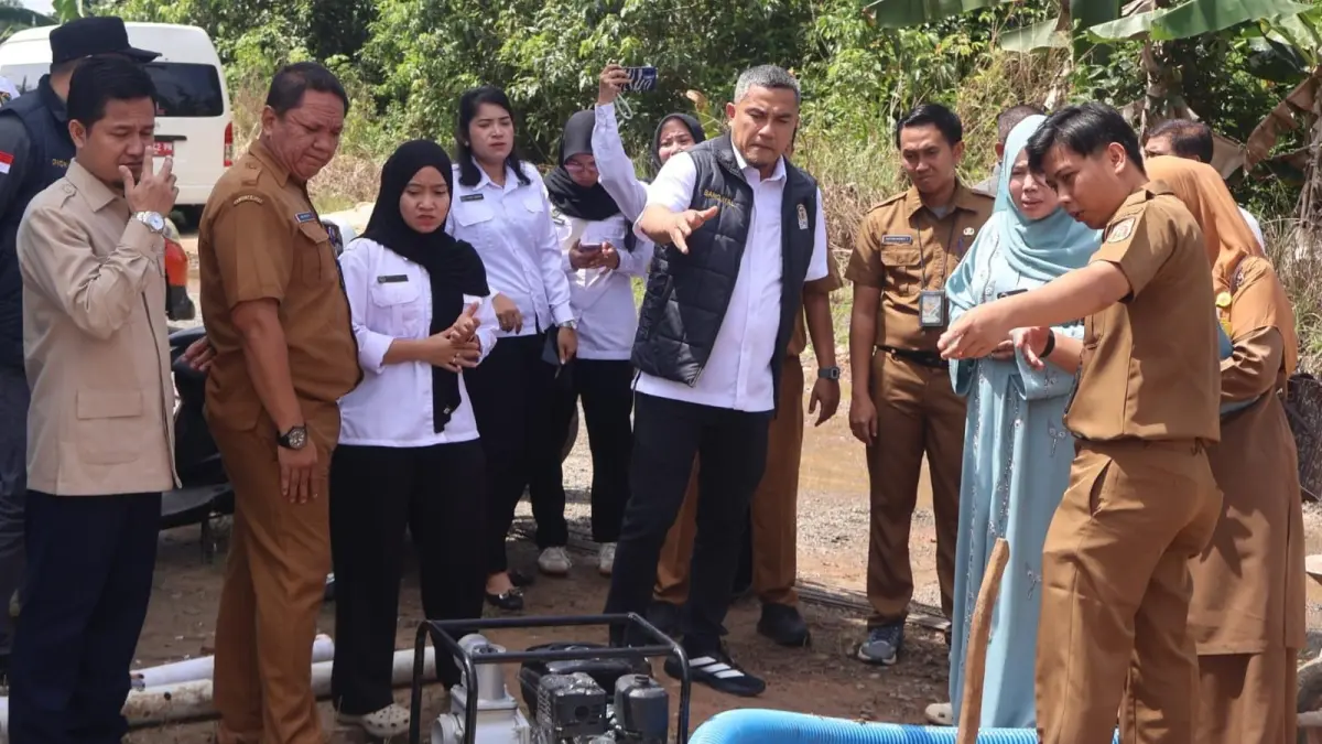 SIDAK: Ketua Komisi III DPRD Banjarbaru M Syahrial meninjau instalasi pengolahan limbah di salah satu SPPG. (Foto: SYAHRIYAL UNTUK RADAR BANJARMASIN)