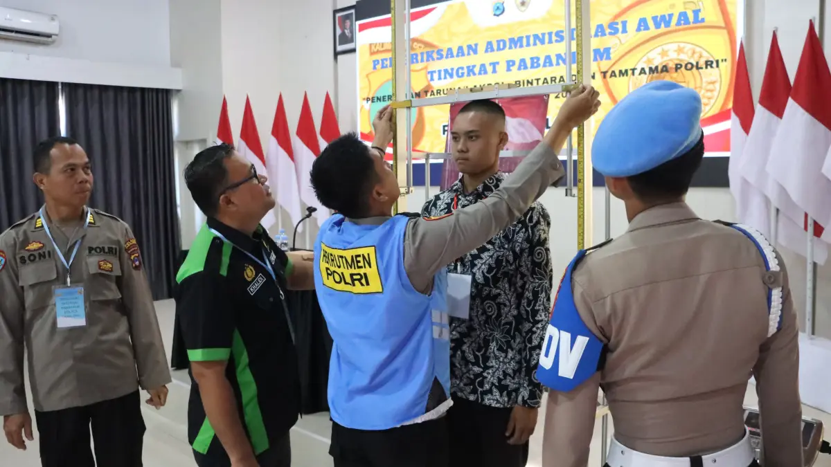 UKUR TINGGI:Para peserta seleksi anggota Polri mengikuti tes administrasi.(Foto:Polres Tabalong untuk Radar Banjarmasin)