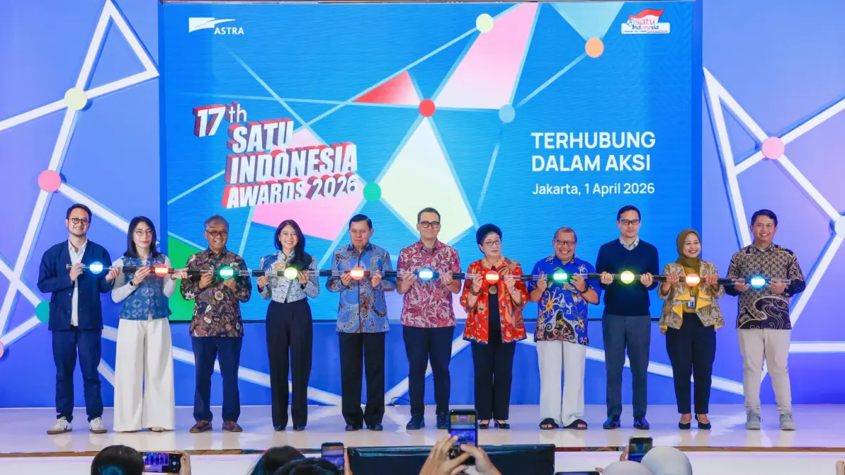 MOMEN: Seremoni Kick-Off 17th SATU Indonesia Awards 2026 oleh dewan juri 17th SATU Indonesia Awards 2026, Chief of Corporate Affairs Astra Boy Kelana Soebroto (tengah), Head of Brand Communications Astra Yudha Prasetya (kiri), dan Penerima Apresiasi SATU Indonesia Awards Tahun 2013 sekaligus Fasilitator Desa Sejahtera Astra Mekanira, Purbalingga, Jawa Tengah, Rizki Dwi Rahmawan (kanan), Rabu (1/4/2026).