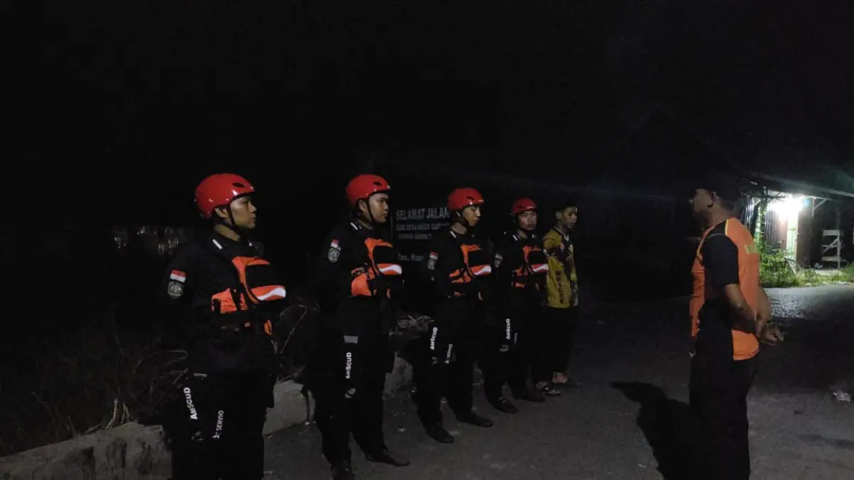 Anggota Tim SAR dan relawan gabungan melakukan proses pencarian nenek yang diduga tenggelam.