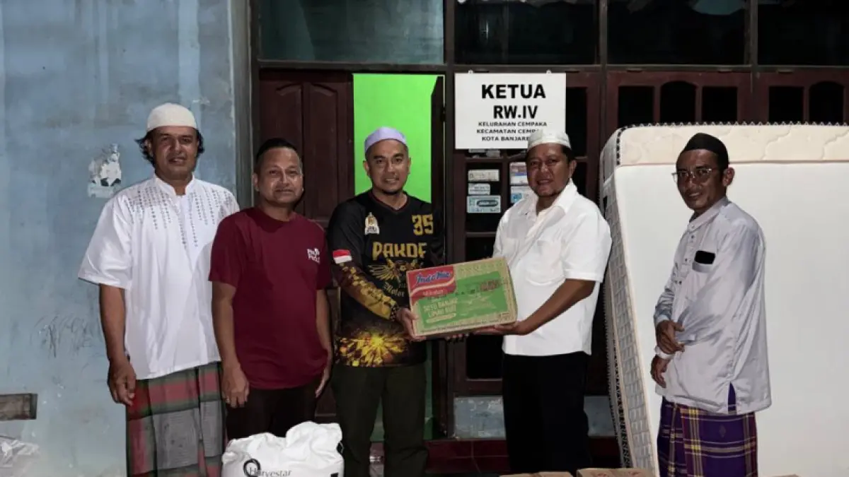 BANTUAN: Ketua Komisi III DPRD Banjarbaru Muhammad Syahrial menyerahkan bantuan kebutuhan pokok kepada warga terdampak kebakaran di Kelurahan Cempaka.
