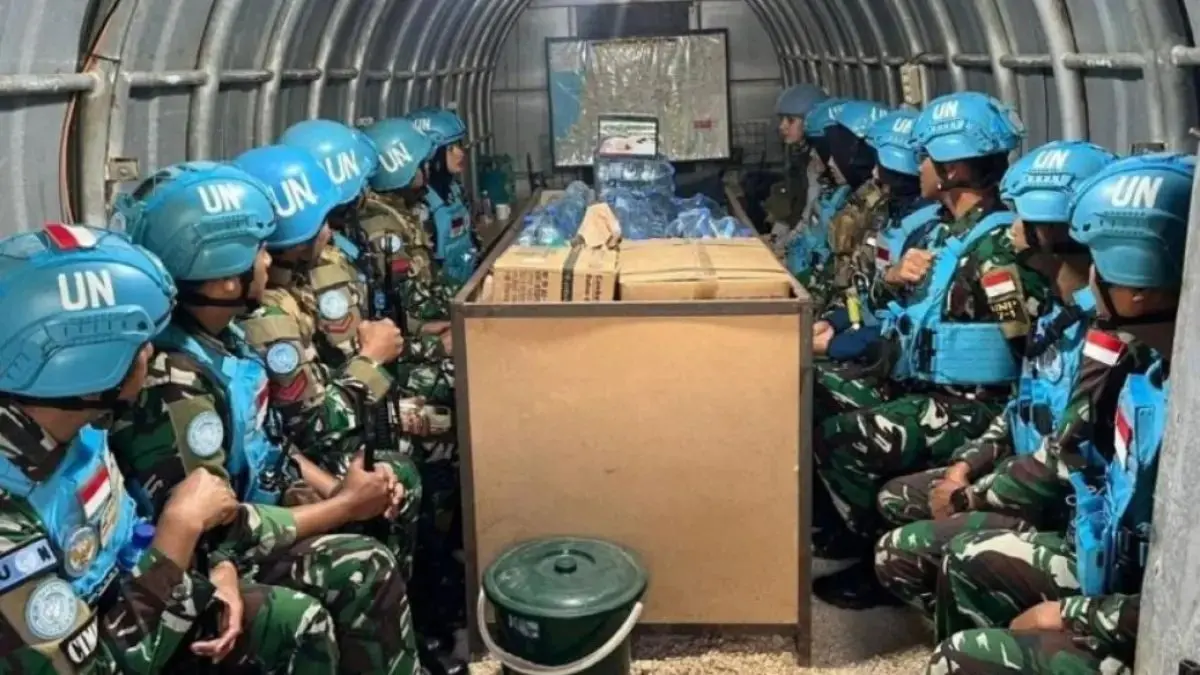 BERDUKA: Personel TNI yang tergabung dalam misi perdamaian PBB, UNIFIL di Lebanon. Tiga di antaranya gugur karena serangan Israel. (Dokumen Jawa Pos)