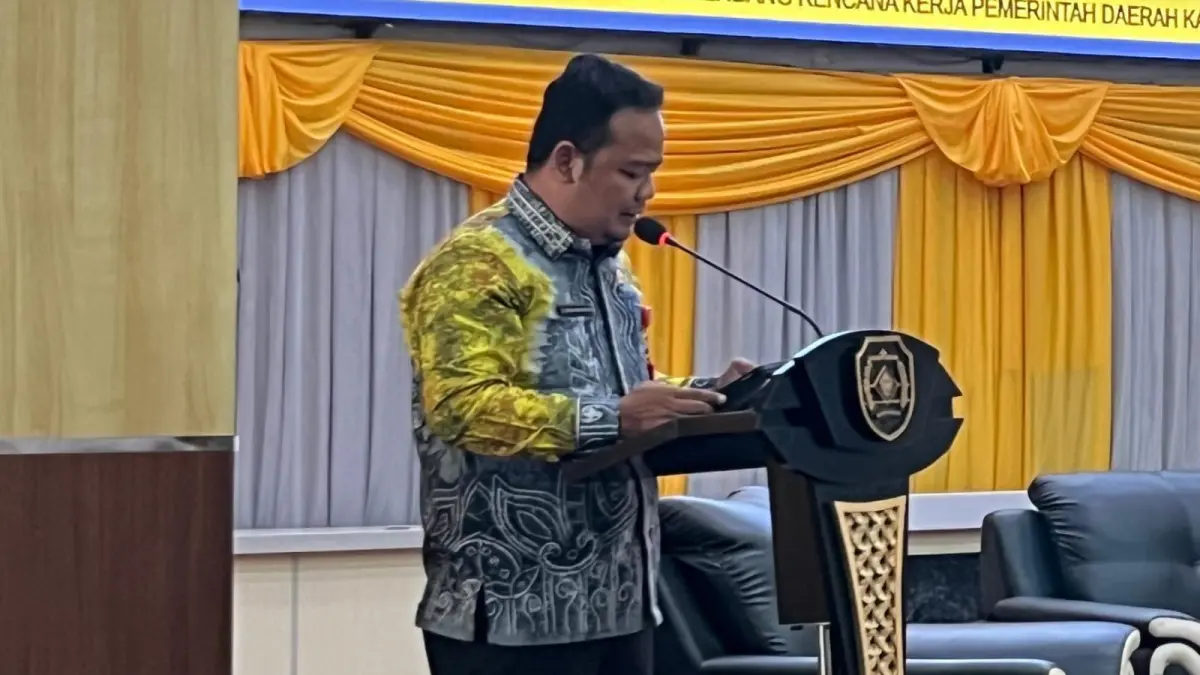 BERI KETERANGAN: Sekretaris Satuan Tugas Percepatan Penyelenggaraan Program Makan Bergizi Gratis Tapin, Meidy Harris Prayoga, memberitahukan tentang diberhentikannya sementara SPPG di Tapin.