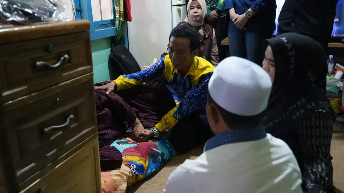 BERI SEMANGAT: Bupati Kabupaten Tapin, H Yamani beserta istri memberikan semangat kepada korban KDRT yang juga pegawai di Disbudpar Tapin, Kamis (2/4/2026).(Foto: Rasidi Fadli/Radar Banjarmasin)&nbsp;