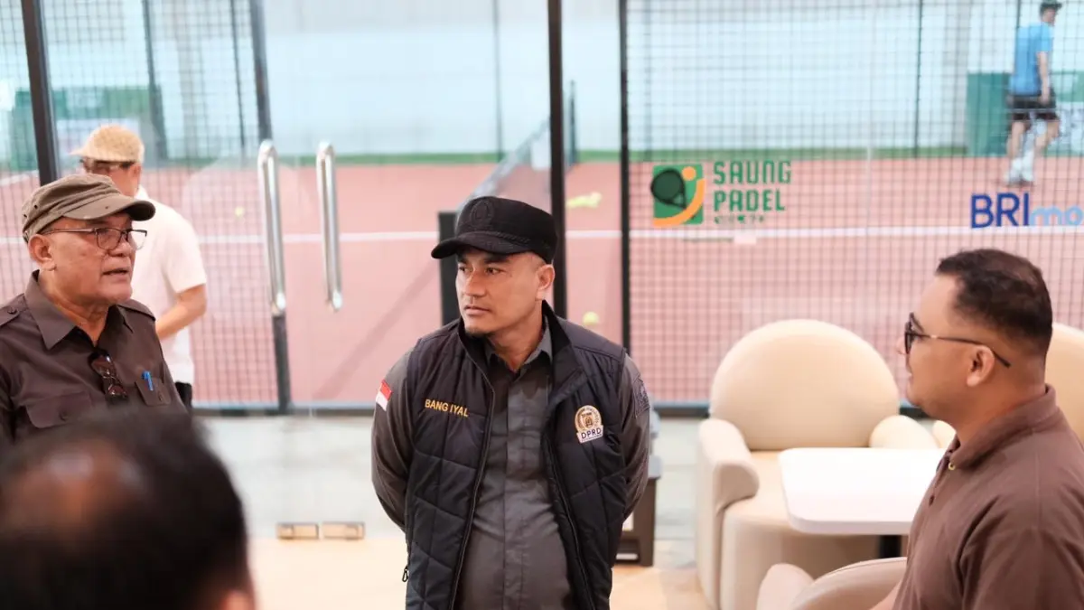 CEK: Ketua Komisi III DPRD Banjarbaru, H Muhammad Syahrial saat melakukan peninjau ke sejumlah lapangan padel di Banjarbaru.
