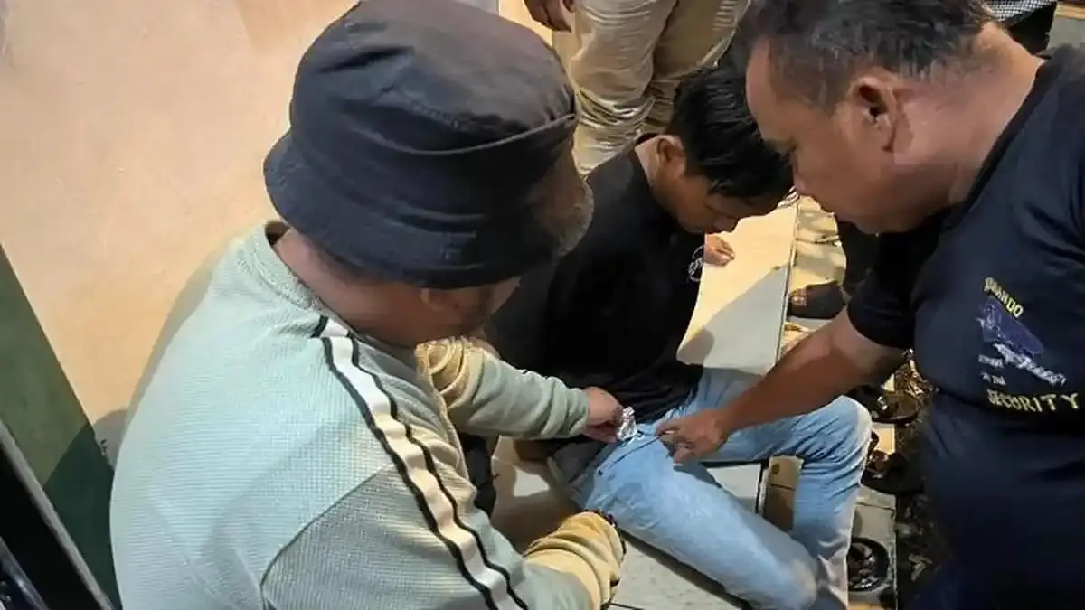 DIGELEDAH: Tersangka AR (22) saat menunjukkan lokasi pembuangan paket sabu di kawasan Bundaran Lingkar Barat, Paringin Selatan.