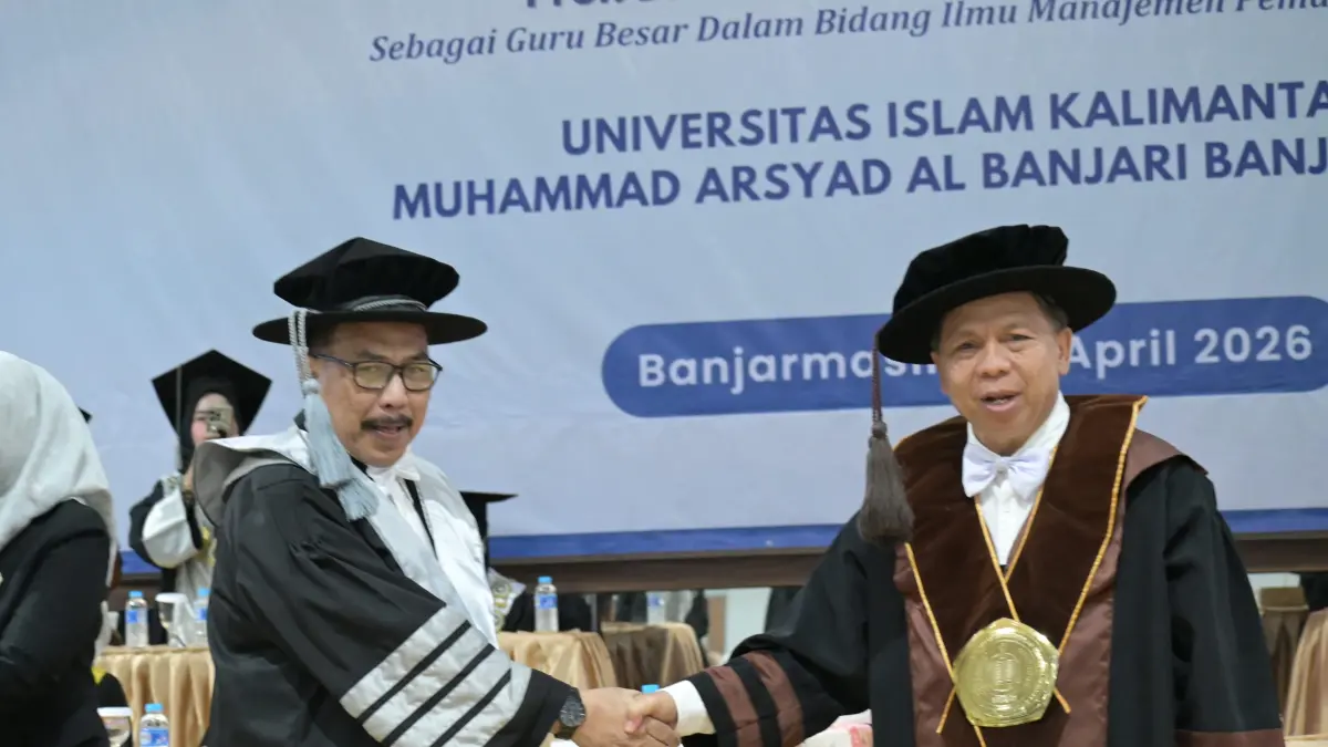 DIKUKUHKAN:Rektor UNISKA, Prof Dr HM Zainul (kiri) saat dikukuhkan sebagai Guru Besar di Aula Rektorat UNISKA Handil Bakti, Kamis (2/4/2026).(Foto: Raudah Anisya/Radar Banjarmasin)&nbsp;