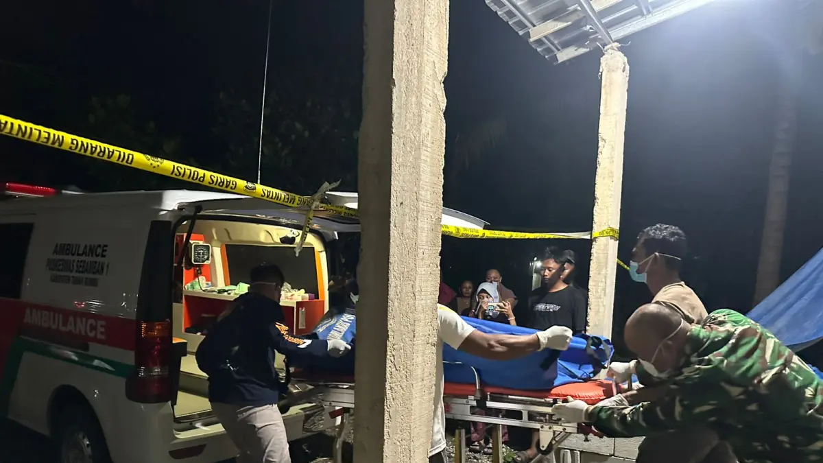 EVAKUASI: Petugas mengevakuasi jasad seorang pria yang ditemukan meninggal di sebuah rumah di Desa Sari Mulya, Sungai Loban, Tanah Bumbu.
