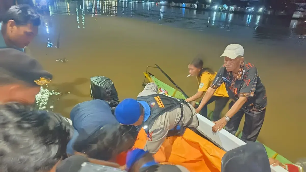 EVAKUASI: Tim dari Polairud dan Polresta Banjarmasin melakukan proses evakuasi bersama relawan gabungan. &nbsp;&nbsp;&nbsp;(foto: Polairud untuk Radar Banjarmasin)